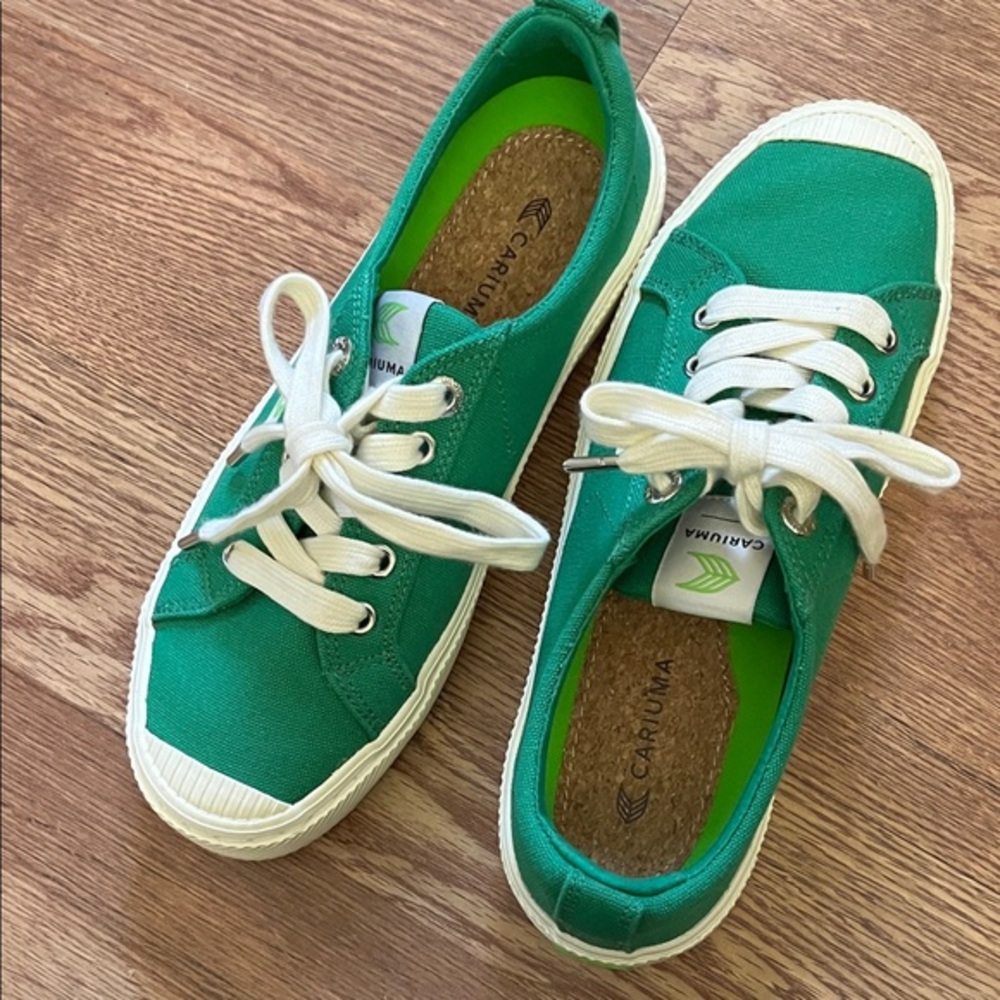 Cariuma Vibrant Kelly Green Oca Low Sneakers with White Accents
